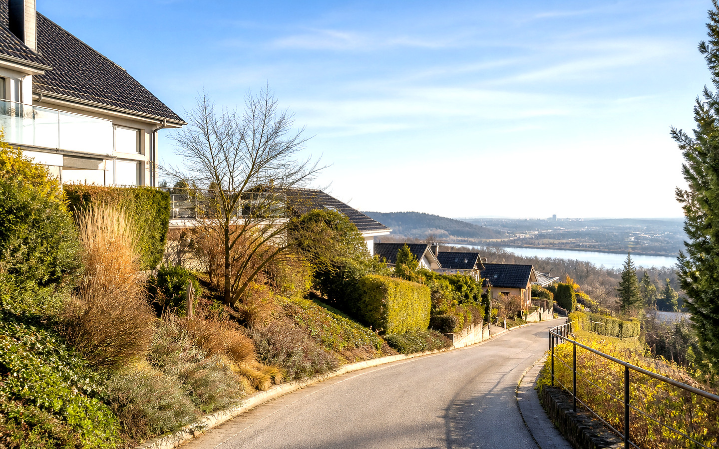 Zufahrt zum Zuhause als helles Symbolbild für pfenningberg.at
